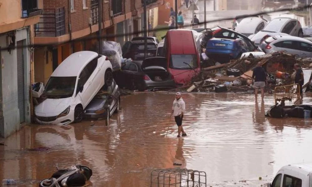 "Λάβαμε το 112 όταν ήταν πολύ αργά"-Έλληνας από τη Βαλένθια μιλά για τη φονική πλημμύρα (Βίντεο)